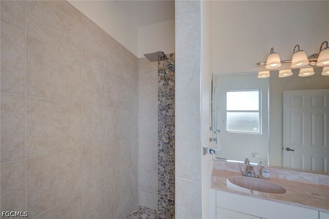 1005 NW 9th TER, Cape Coral, FL 33993