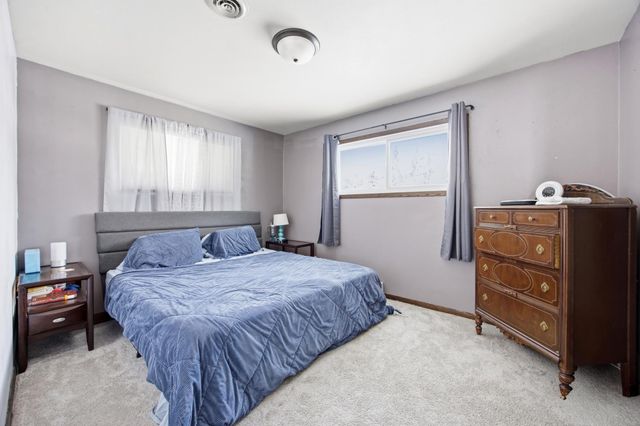 2802 BROOKDALE Road, Moorhead, MN 56560