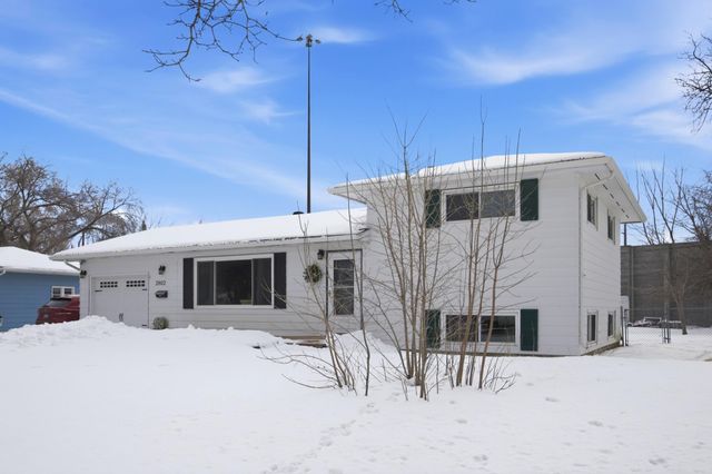 2802 BROOKDALE Road, Moorhead, MN 56560