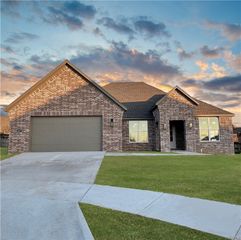 2858 N Grey Squirrel Drive, Fayetteville, AR 72704