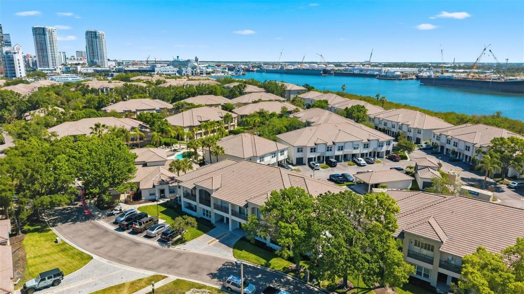 Image 34 of property listing at 1022 NORMANDY TRACE ROAD, Tampa, FL 33602
