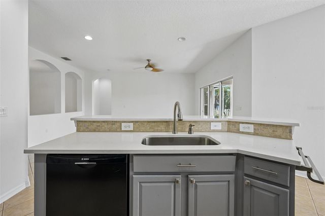 1810 MIRA LAGO CIRCLE, Ruskin, FL 33570