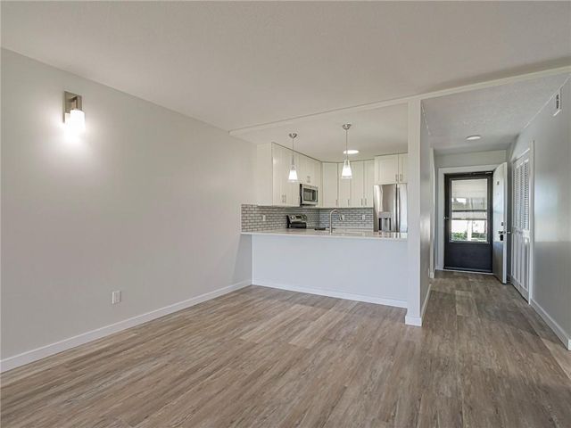 26 Plantation Drive 202, Vero Beach, FL 32966