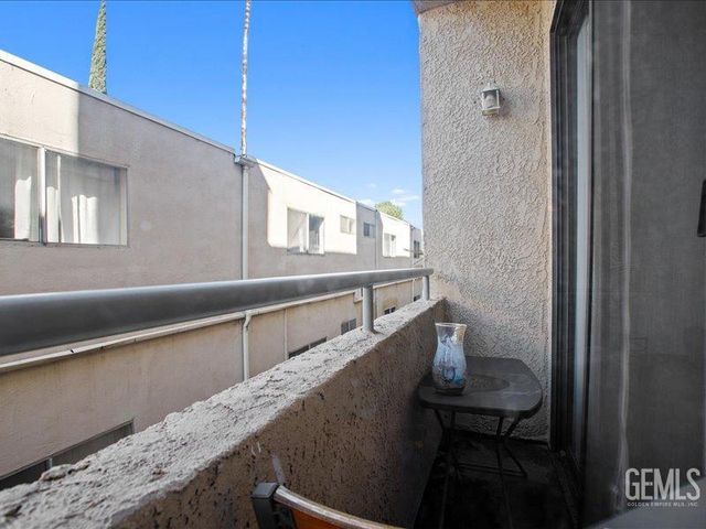 19009 Sherman Way 2, Reseda, CA 91335