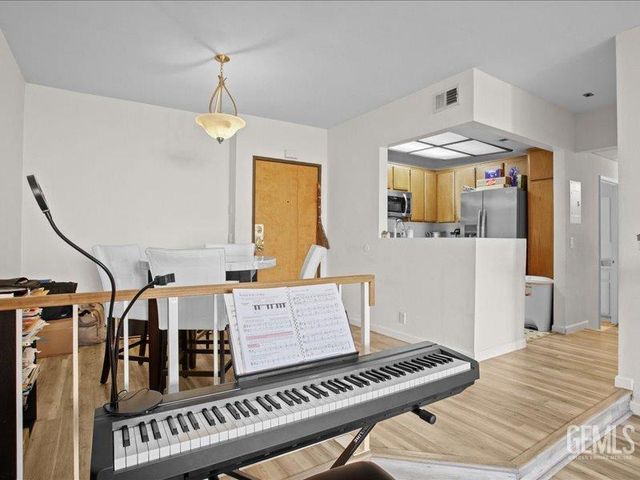 19009 Sherman Way 2, Reseda, CA 91335