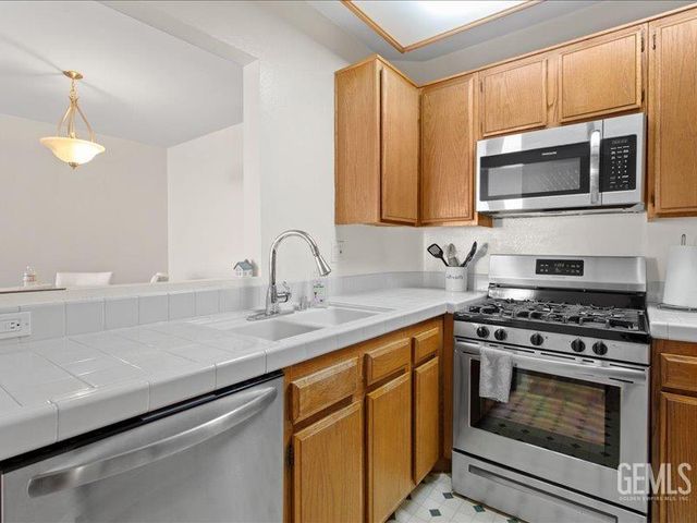 19009 Sherman Way 2, Reseda, CA 91335