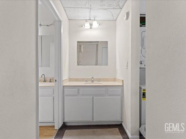 19009 Sherman Way 2, Reseda, CA 91335