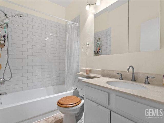 19009 Sherman Way 2, Reseda, CA 91335