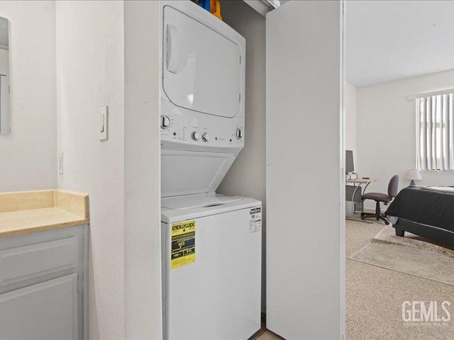 19009 Sherman Way 2, Reseda, CA 91335