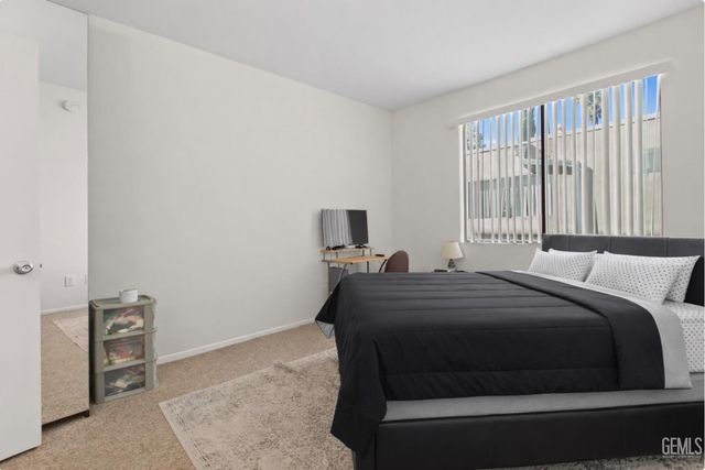 19009 Sherman Way 2, Reseda, CA 91335