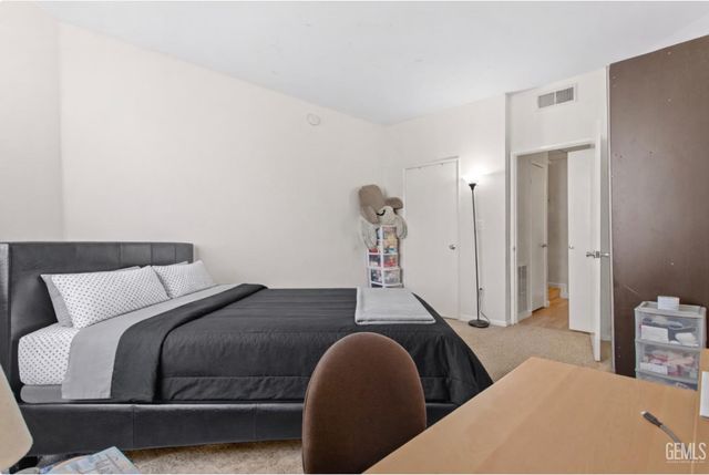 19009 Sherman Way 2, Reseda, CA 91335