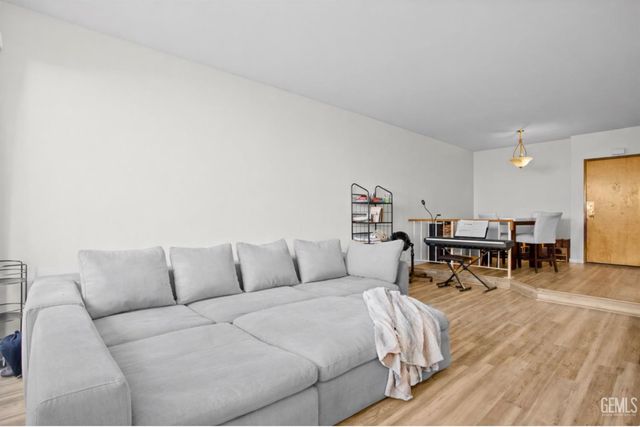 19009 Sherman Way 2, Reseda, CA 91335