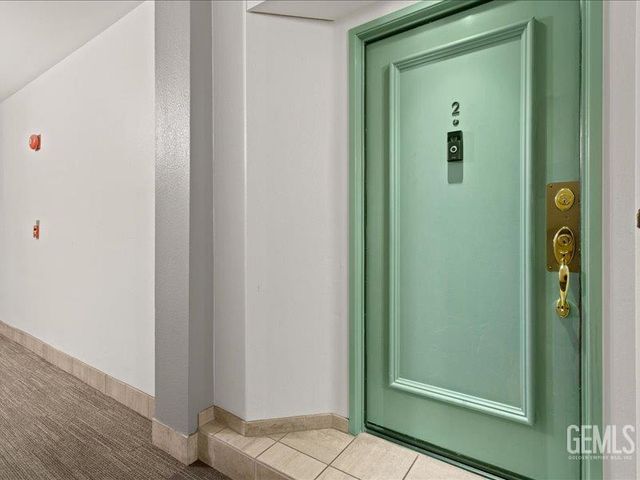 19009 Sherman Way 2, Reseda, CA 91335