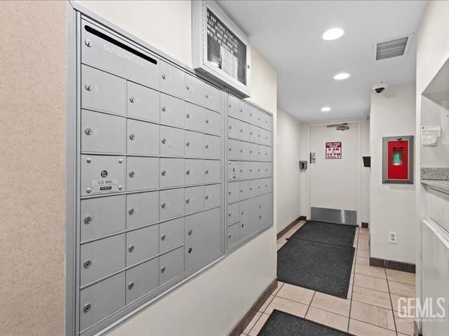 19009 Sherman Way 2, Reseda, CA 91335