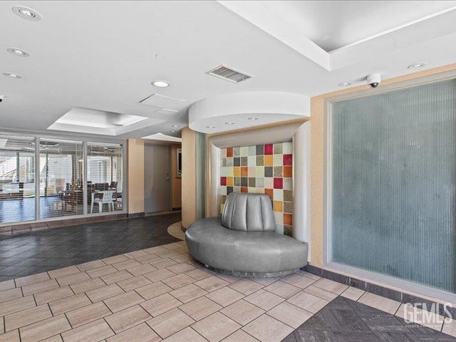 19009 Sherman Way 2, Reseda, CA 91335