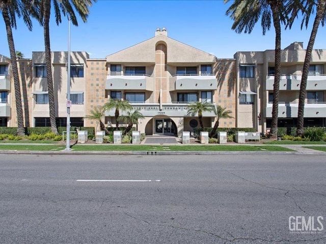 19009 Sherman Way 2, Reseda, CA 91335