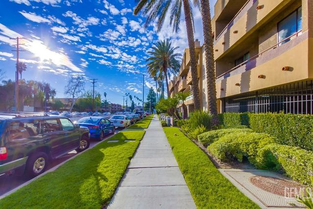 19009 Sherman Way 2, Reseda, CA 91335