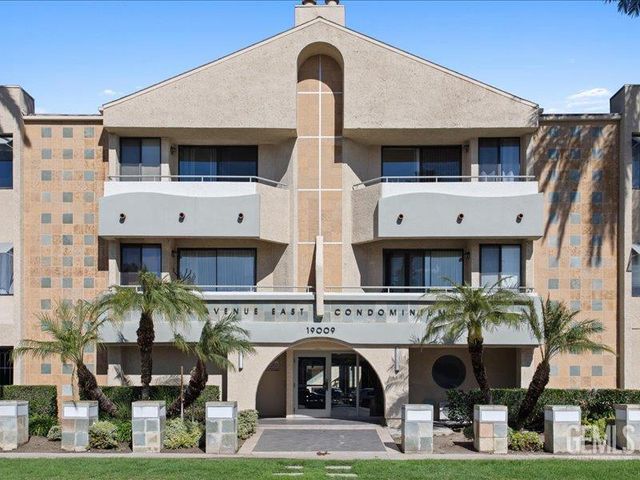 19009 Sherman Way 2, Reseda, CA 91335