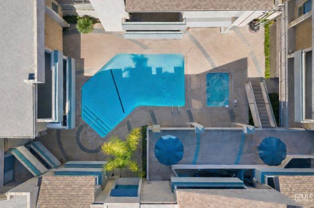 19009 Sherman Way 2, Reseda, CA 91335