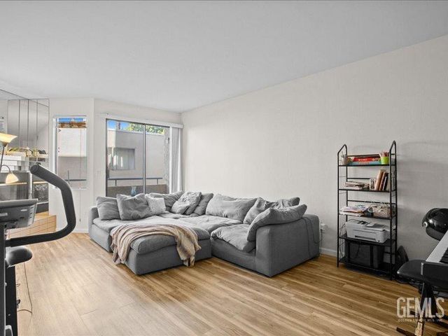 19009 Sherman Way 2, Reseda, CA 91335