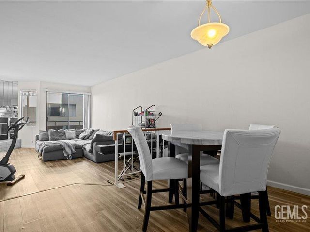 19009 Sherman Way 2, Reseda, CA 91335