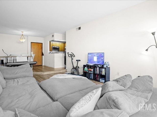 19009 Sherman Way 2, Reseda, CA 91335