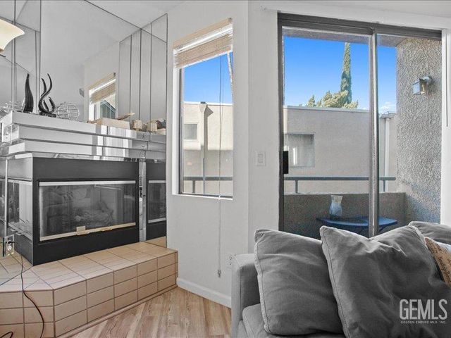 19009 Sherman Way 2, Reseda, CA 91335