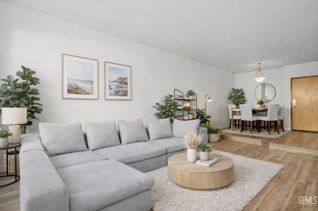 19009 Sherman Way 2, Reseda, CA 91335