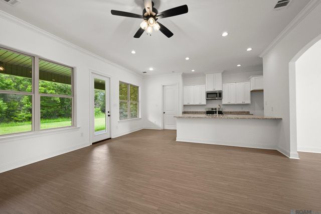 18725 Seabiscuit Ln, Zachary, LA 70791