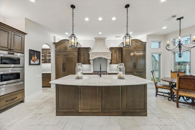 529 Southport Lane, Kemah, TX 77565