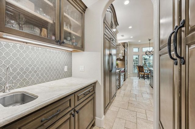 529 Southport Lane, Kemah, TX 77565