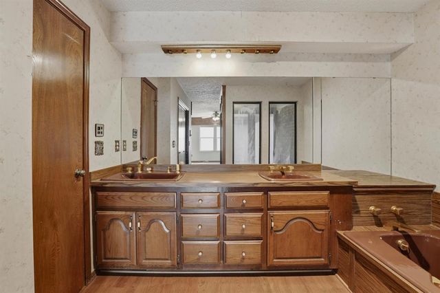 105 Wellington Lane, Moore, OK 73160