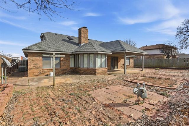 105 Wellington Lane, Moore, OK 73160