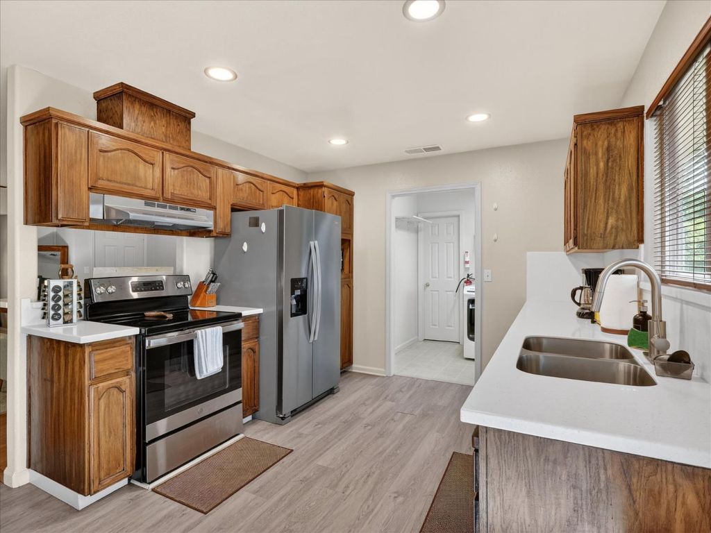 Image 14 of property listing at 37354 Romero, Coarsegold, CA 93614