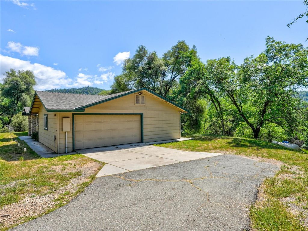 Image 2 of property listing at 37354 Romero, Coarsegold, CA 93614