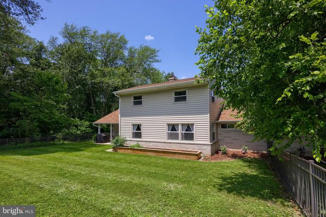 18 GREENBRIAR DR, York, PA 17407