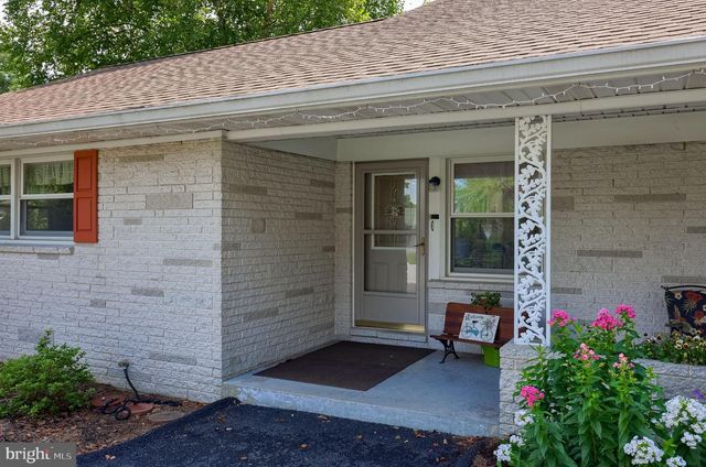 18 GREENBRIAR DR, York, PA 17407