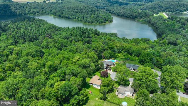 18 GREENBRIAR DR, York, PA 17407