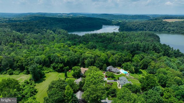 18 GREENBRIAR DR, York, PA 17407