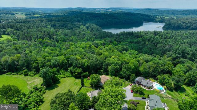 18 GREENBRIAR DR, York, PA 17407
