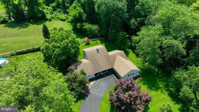 18 GREENBRIAR DR, York, PA 17407