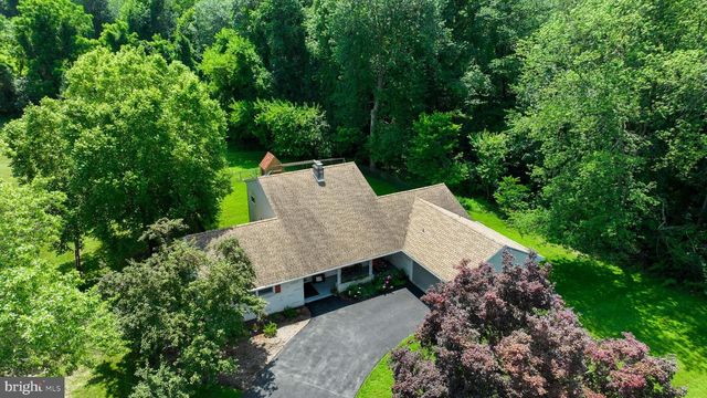 18 GREENBRIAR DR, York, PA 17407