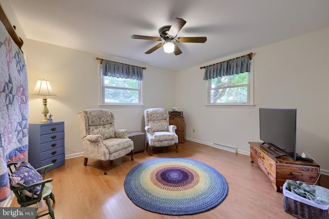18 GREENBRIAR DR, York, PA 17407