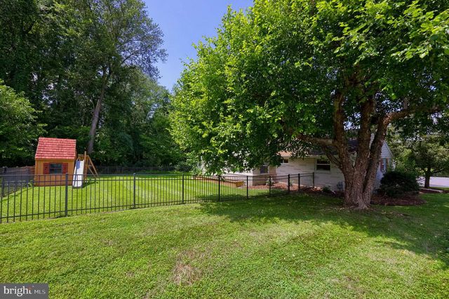18 GREENBRIAR DR, York, PA 17407
