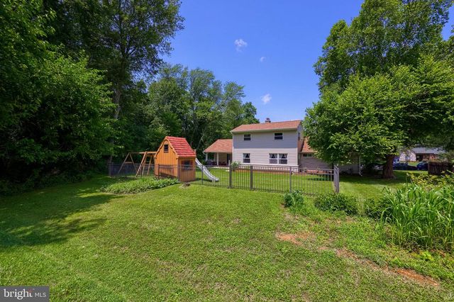 18 GREENBRIAR DR, York, PA 17407