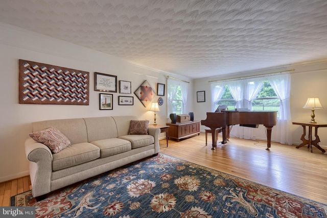 18 GREENBRIAR DR, York, PA 17407