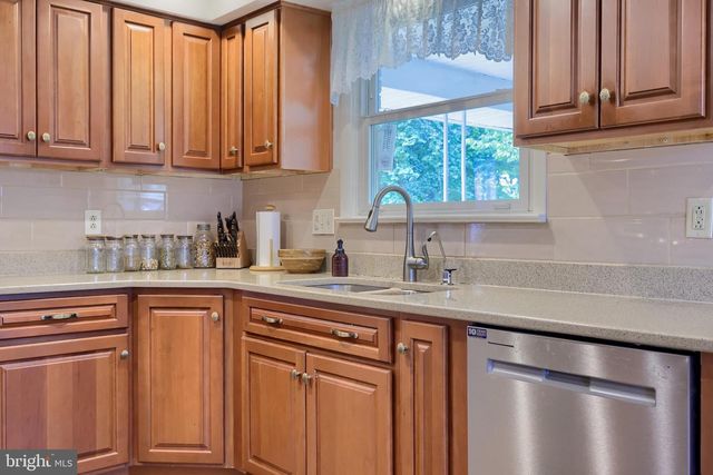 18 GREENBRIAR DR, York, PA 17407