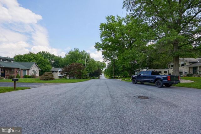 18 GREENBRIAR DR, York, PA 17407