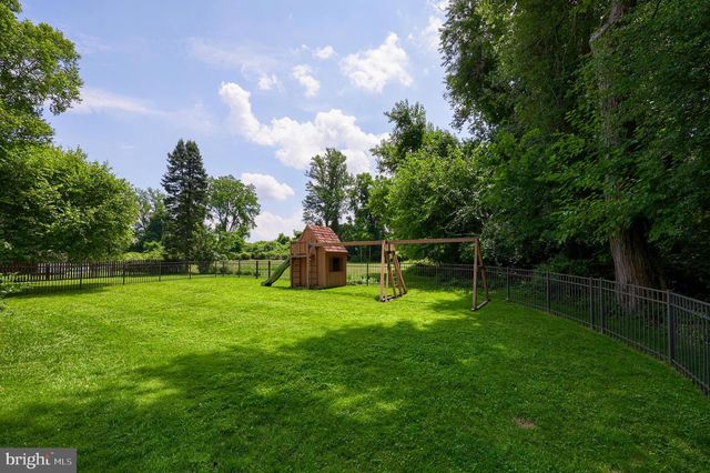 18 GREENBRIAR DR, York, PA 17407