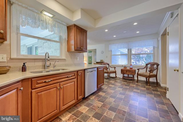 18 GREENBRIAR DR, York, PA 17407